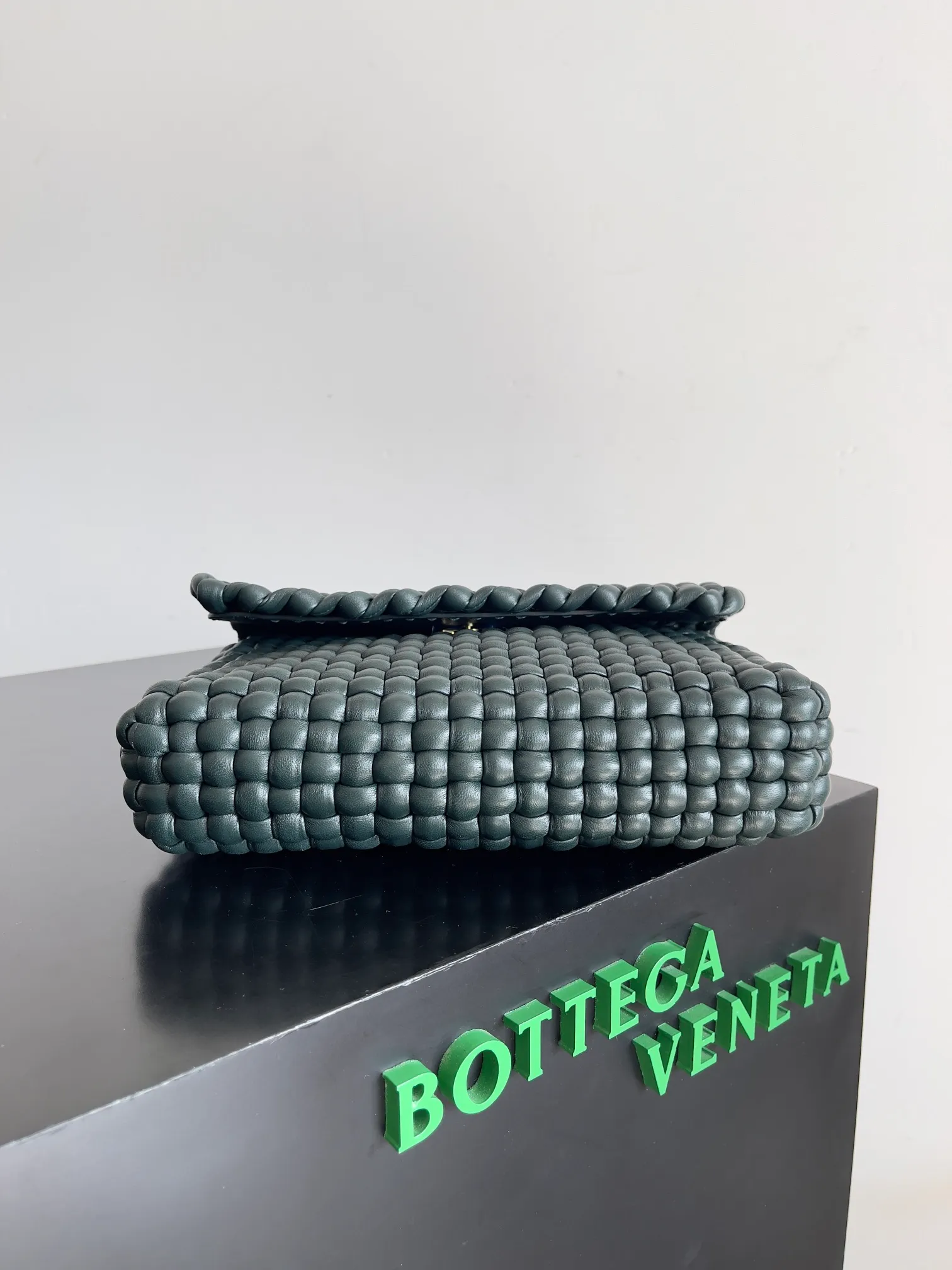 Batch 3120 Reshape the classics, Swing is back, BOTTEGA VENETA Bottega Veneta women's Swing shoulder bag is made of tubular quilted weaving technology. The unique vertical weaving of the bag is impressive. The overall style reveals a medieval style, which is in line with the current retro trend. It is simple and versatile without losing personality. It can be adapted to different styles for work and commuting. Both cross-body and hand carry are created with everyone in mind. It is a bag that does not lose its practicality and beauty [Hop Jump] [Hop Jump] Style No.: 764073 Size: 25*19*6